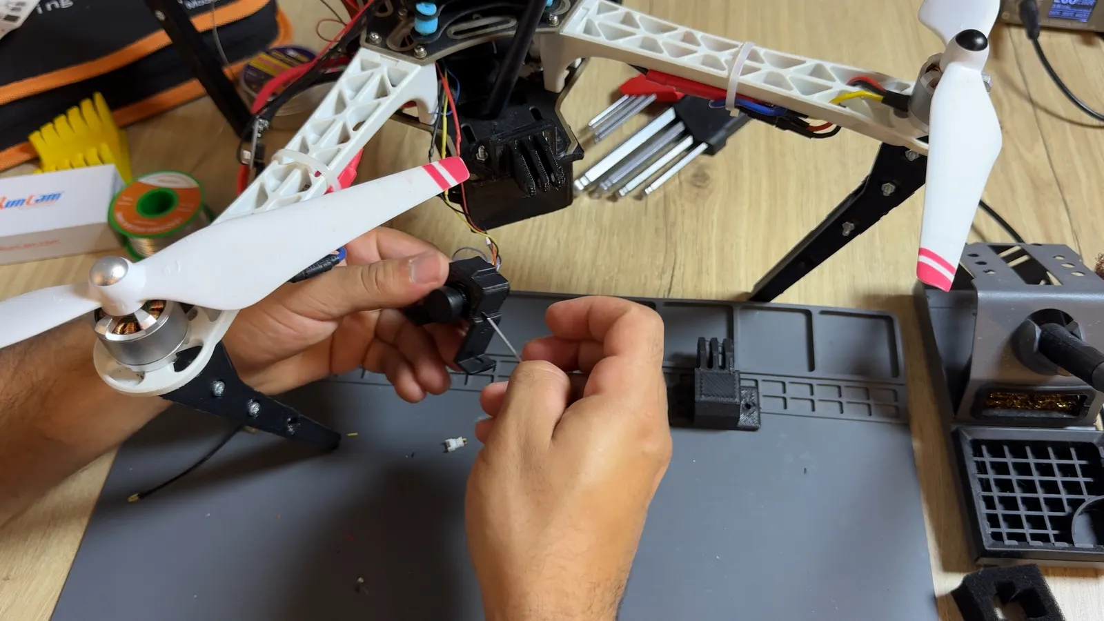 Caméra FPV installée dans son support imprimé en 3D