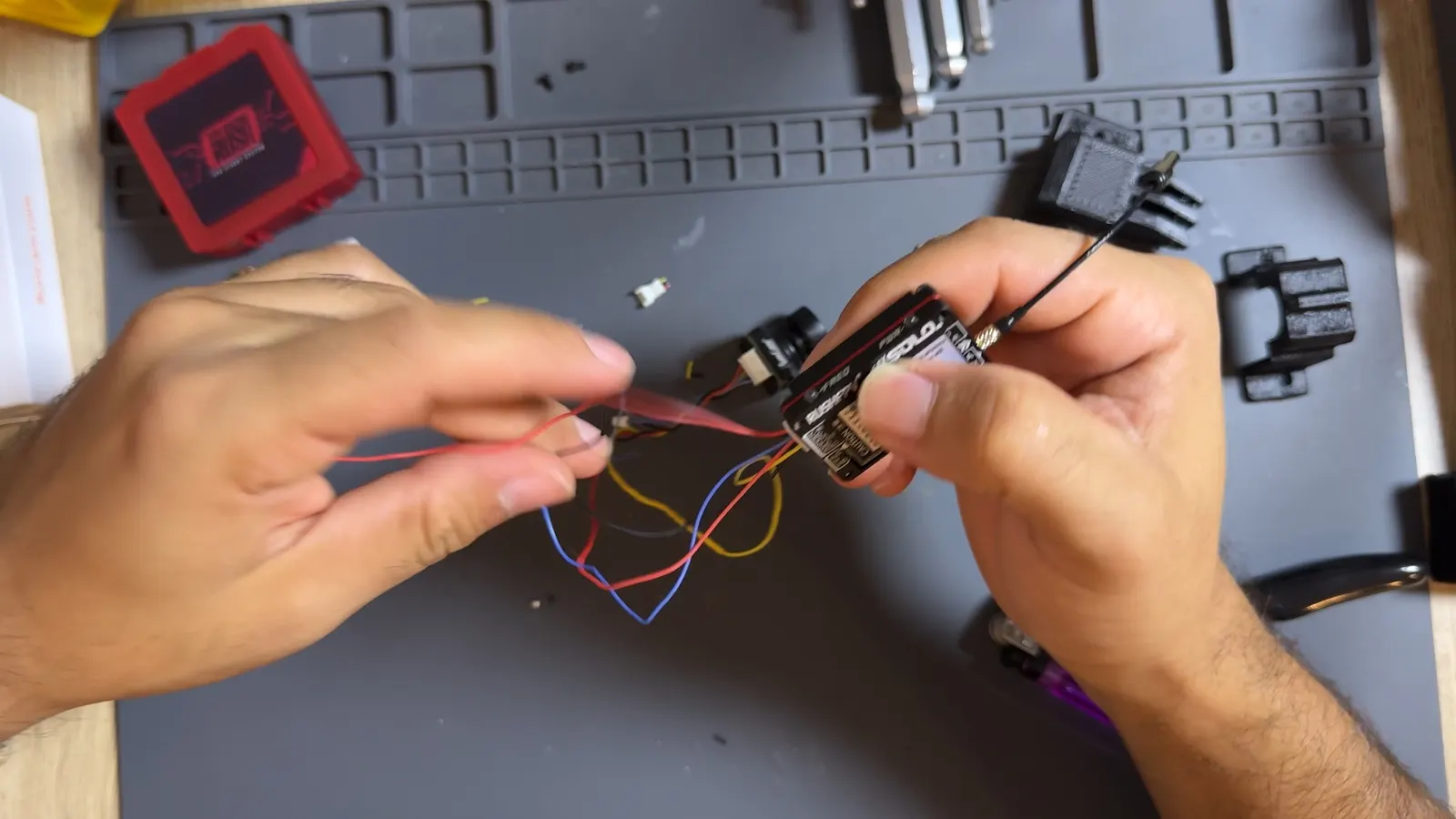 Caméra FPV et VTX reliés par leurs connecteurs