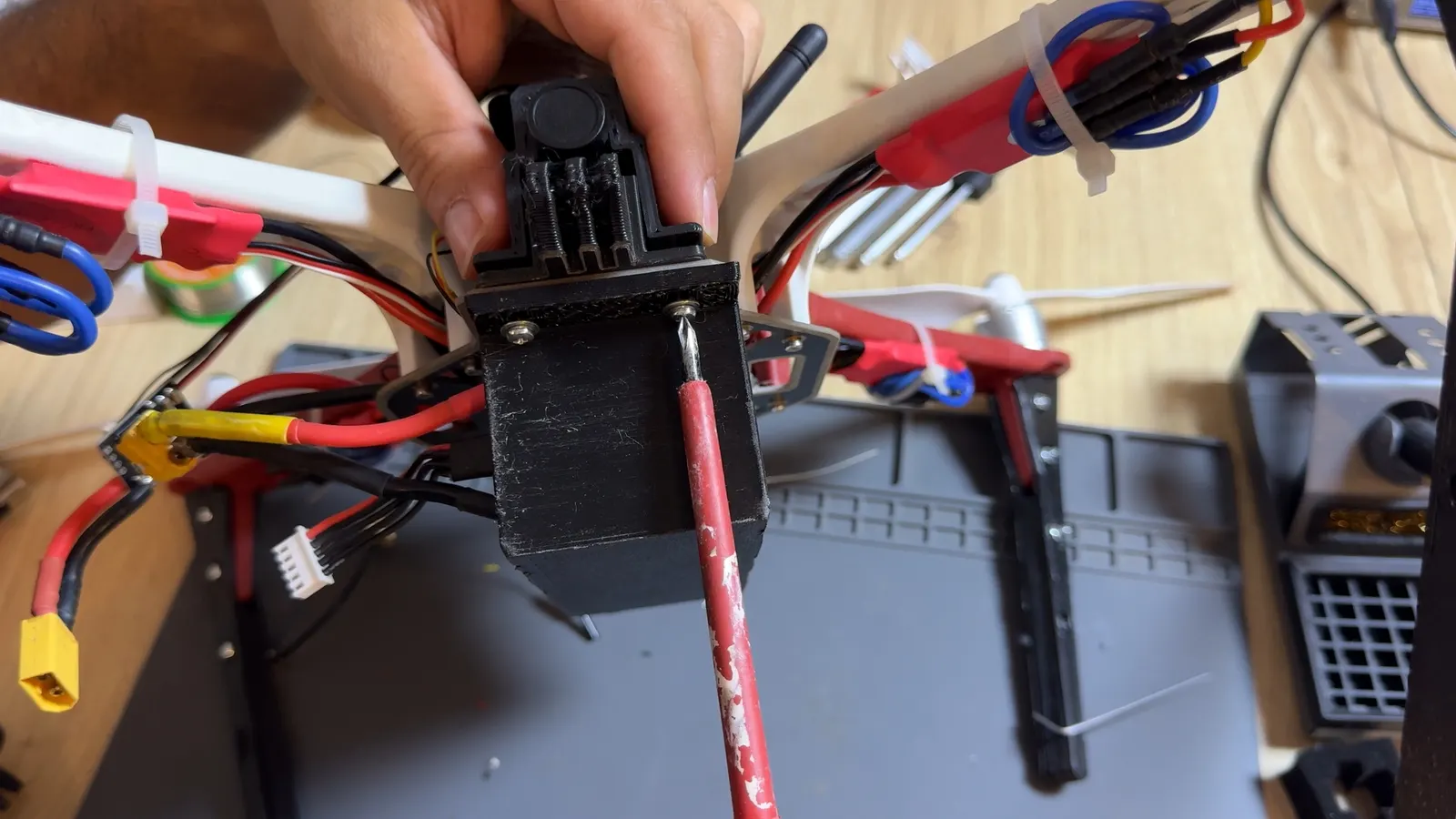 Fixation du support de caméra sur le châssis du F450 avec des vis et écrous M3