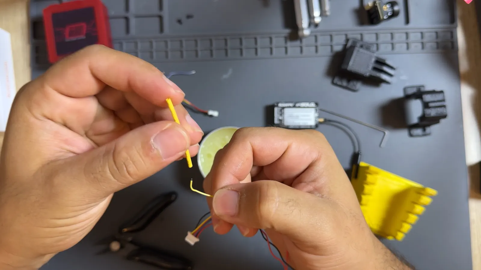 Gaine thermorétractable glissée sur les fils avant la soudure