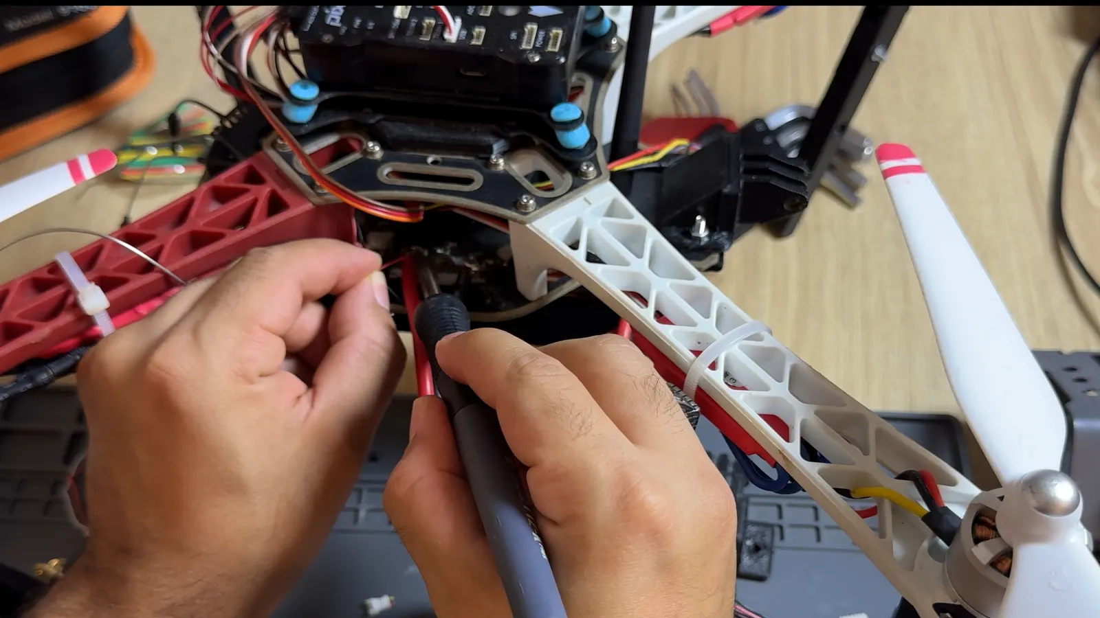 Soudure des fils d'alimentation du VTX sur la distribution d'alimentation du drone F450
