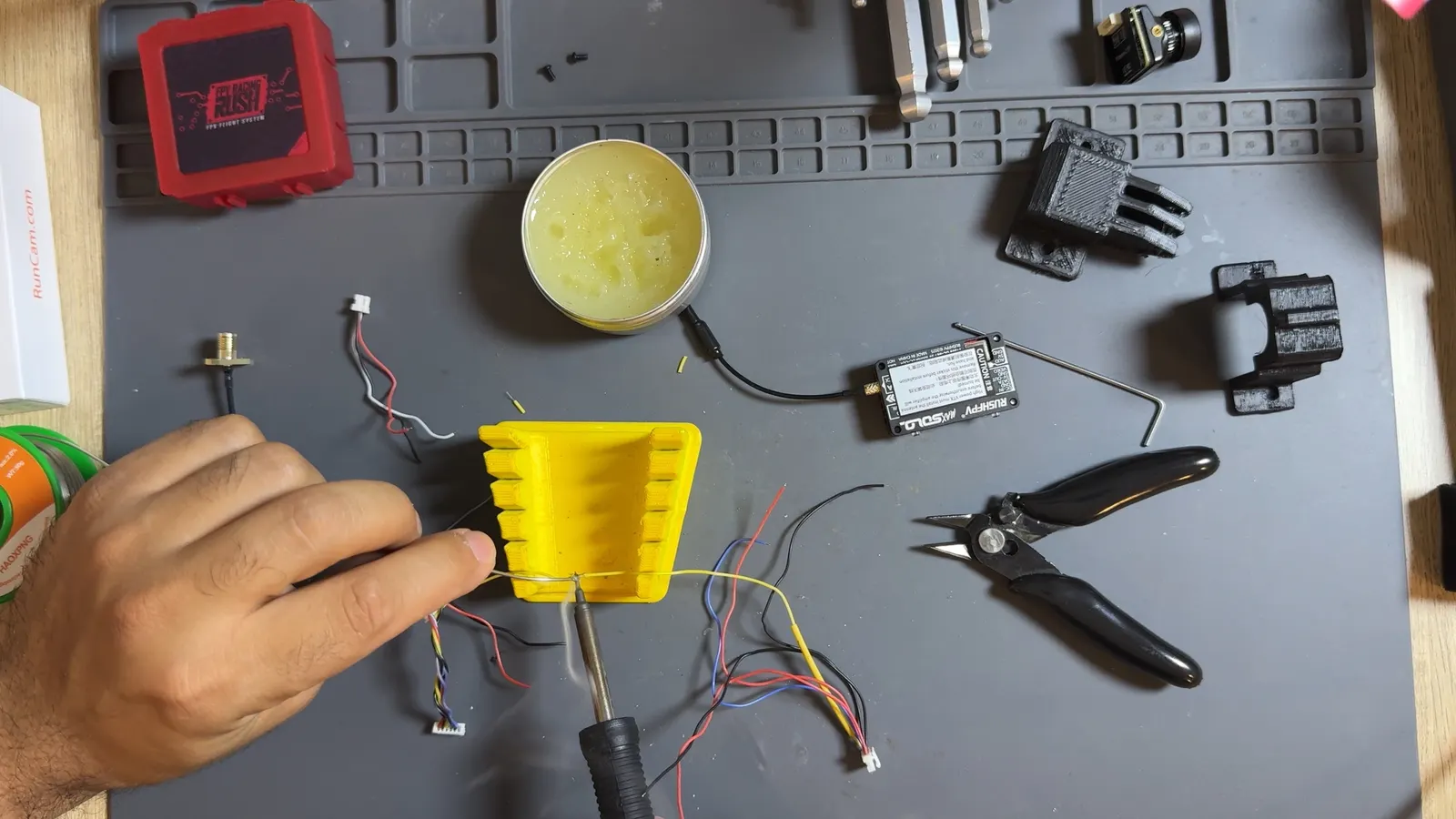 Soudure au fer des fils de la caméra FPV et du VTX