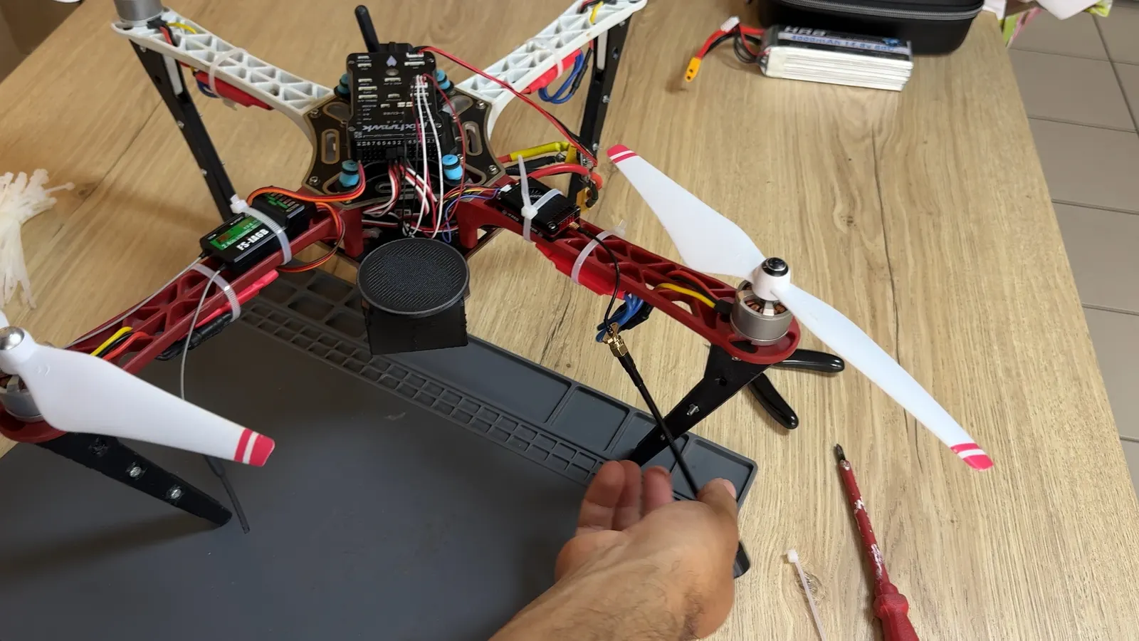 VTX et antenne 5,8 GHz fixés au châssis du F450 avec des colliers de serrage